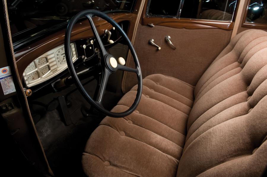 Интерьер Dodge Deluxe Rumble Seat Coupe (DR) 1934 года  (фото 6 из 14)